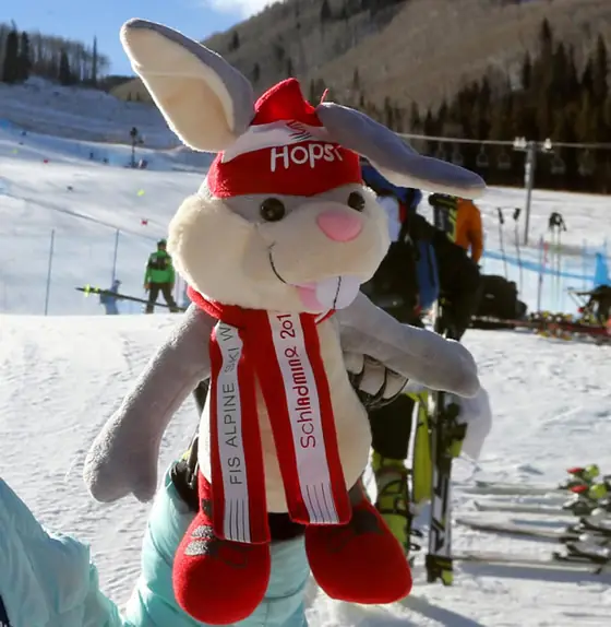 Hopsi-Plüschfigur mit WM-Schal auf der Piste