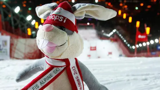 Hopsi im Zielgelände der Ski-WM 2013 in Schladming, Nahaufnahme mit WM-Schal