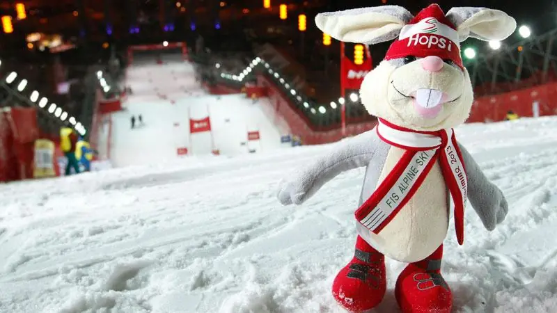 Hopsi als fertige Plüschfigur im beleuchteten Zielgelände der Planai bei der Ski-WM 2013