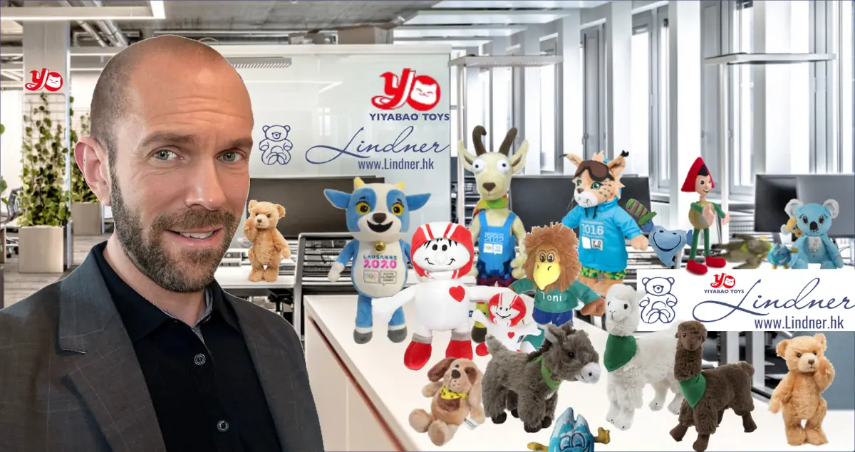 Wolfgang Lindner im Büro mit einer Auswahl gefertigter Maskottchen, darunter Yodli, Sjogg, Yoggl und Sparefroh
