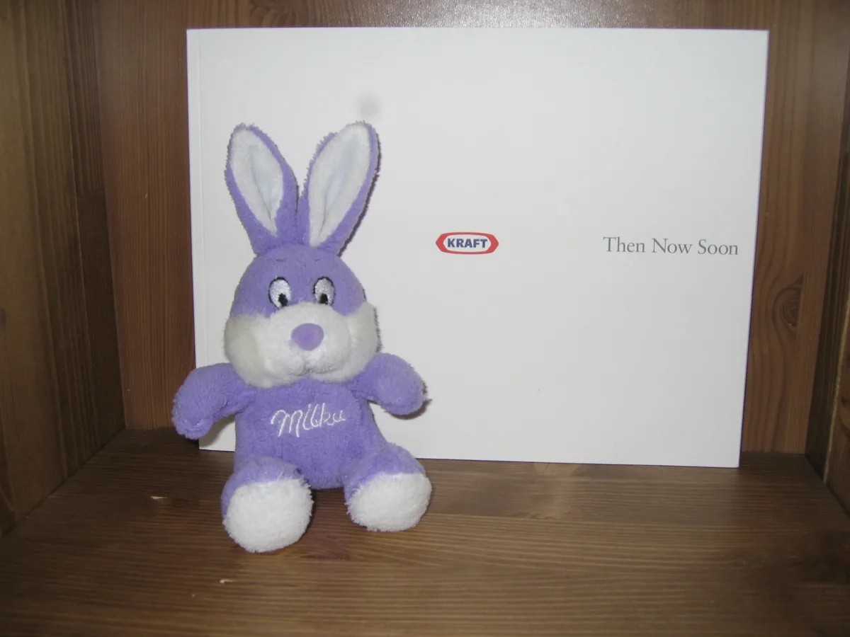 MILKA Plüschhase, fotografiert vor dem Kraft-Foods-Markenhintergrund