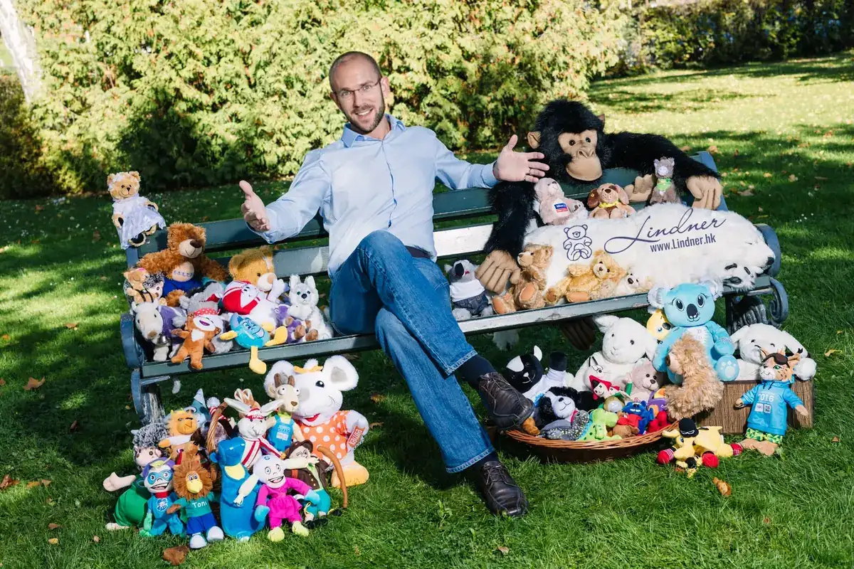 Wolfgang Lindner, Gründer, mit einer Auswahl produzierter Maskottchen