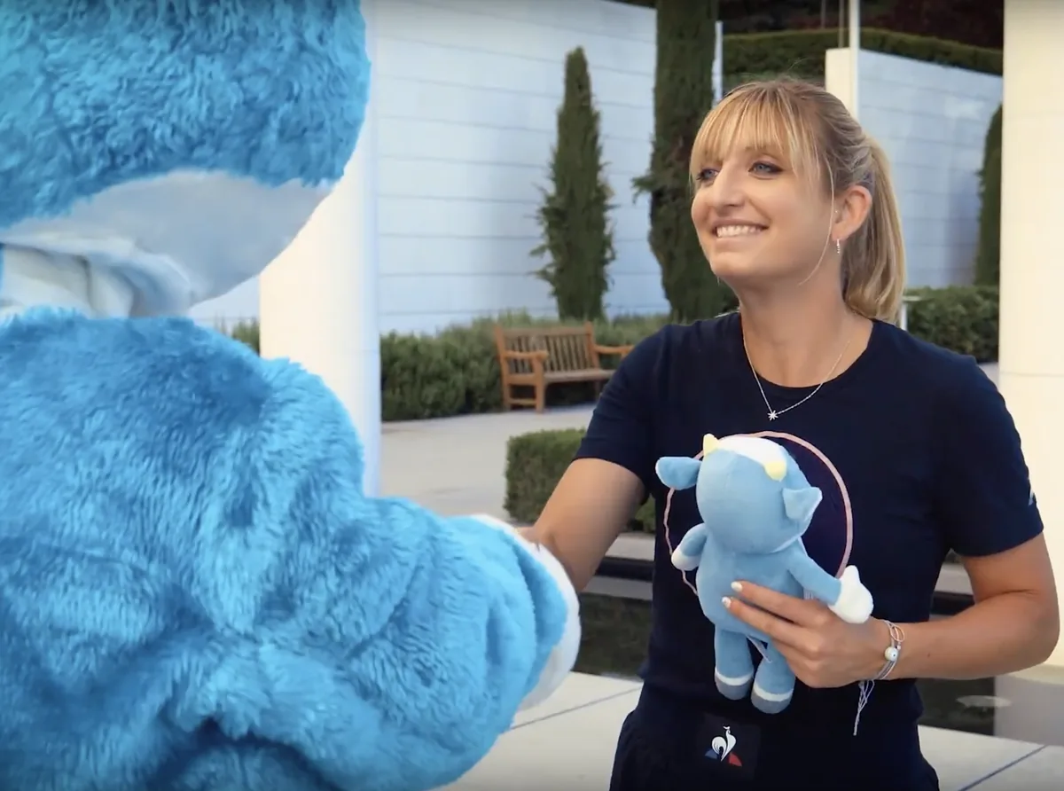 Qualitätskontrolle: Das Maskottchen Yodli für Lausanne 2020 wird mit dem Maßband gegen die Vorgabe geprüft